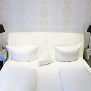 Zimmer mit Kingsize-Bett